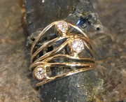 Speelse gouden ring trio diamant