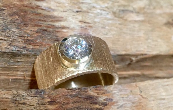 Ring goud structuur solodiamant