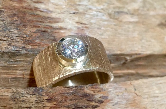 Ring goud structuur solodiamant